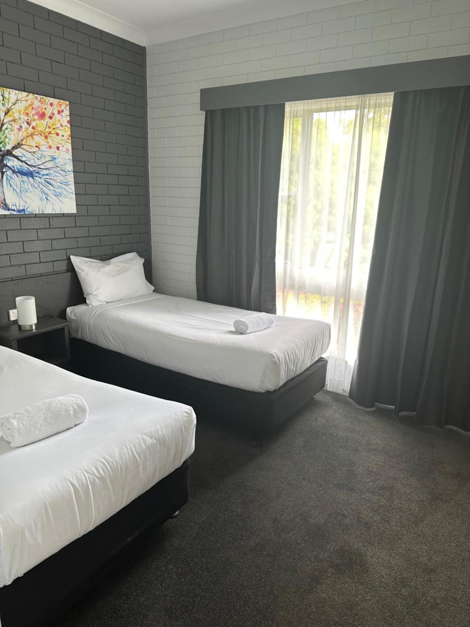 Blue Violet Motor Inn Toowoomba Bagian luar foto